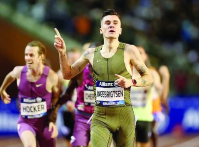 Ingebrigtsen breaks indoor mile world record