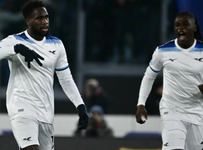 Leaders Napoli held late at Lazio