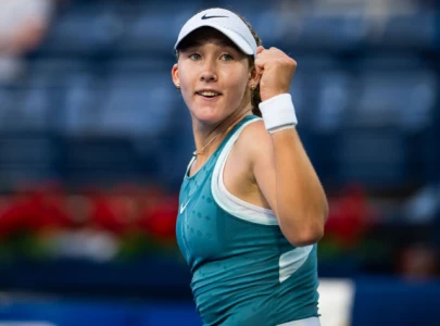 17-year-old Mirra Andreeva upsets Iga Świątek to reach Dubai semifinal