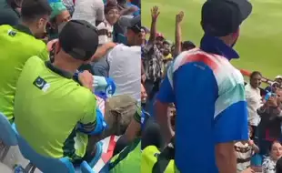 [Watch] Pakistan Fan Switches To India Jersey During IND vs PAK Blockbuster; Video Goes Viral