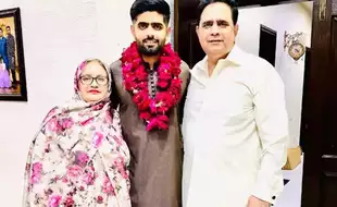 Babar Azam’s Father Reacts to Criticism From Former Cricketers, Mocks PCB