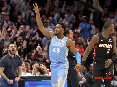 Heat vs Cavaliers 107-112: Cleveland Cavs book play-off spot after thrilling win