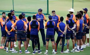 Ravi Shastri Picks This 30-Year-Old Star as an 'Absolute Certainty' in India’s White-Ball Squad
