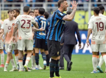 Roma stun Inter, McTominay fires Napoli to Serie A top