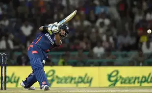 Nicholas Pooran Loses Cool; Dressing Room Outburst Goes Viral After Bizarre Run Out Vs SRH: Watch