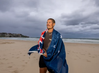UK man sprints into history with fastest Australia crossing on foot