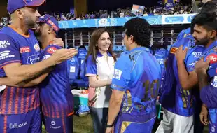 Hand Sanitiser Returns in IPL 2025: MI Owner Seen Sanitising Jasprit Bumrah’s Palm in Viral Moment