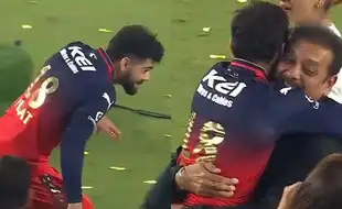 Virat Kohli's ADORABLE Act With Ravi Shastri After RCB Clinch Maiden IPL Trophy Goes VIRAL